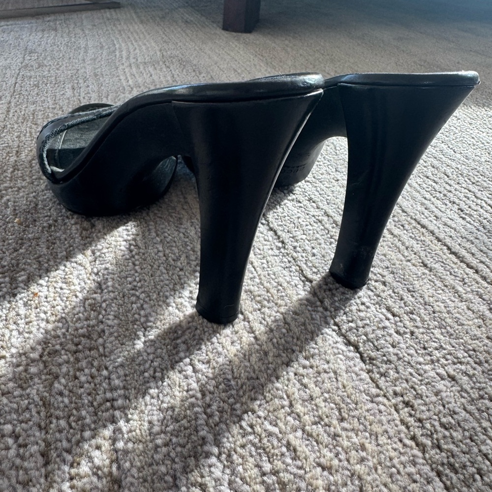 Gucci Women's Black Leather Heels - Picture 5 of 5